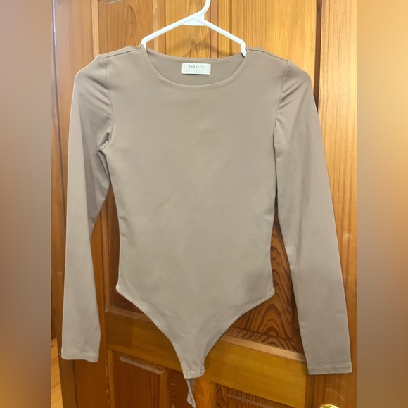 Aritzia Contour Crewneck - Deep Taupe Sz Small - Picture 2 of 2